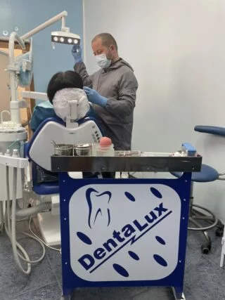 Лікування пацієнта в кабінеті Denta Lux