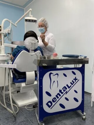 Стоматологічне крісло з логотипом Denta Lux