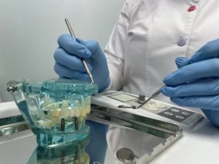 Модель зубів з імплантами і стоматологічні інструменти